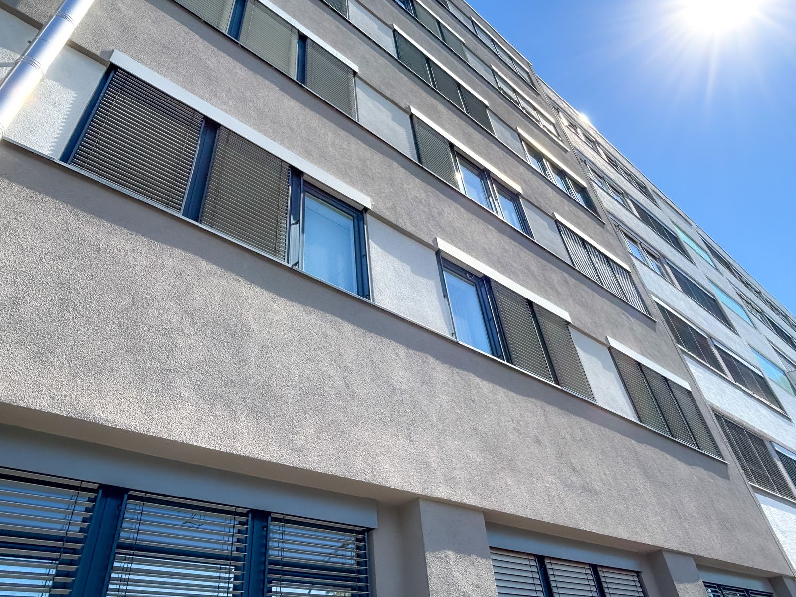 Fassade eines sanierten Bürogebäudes