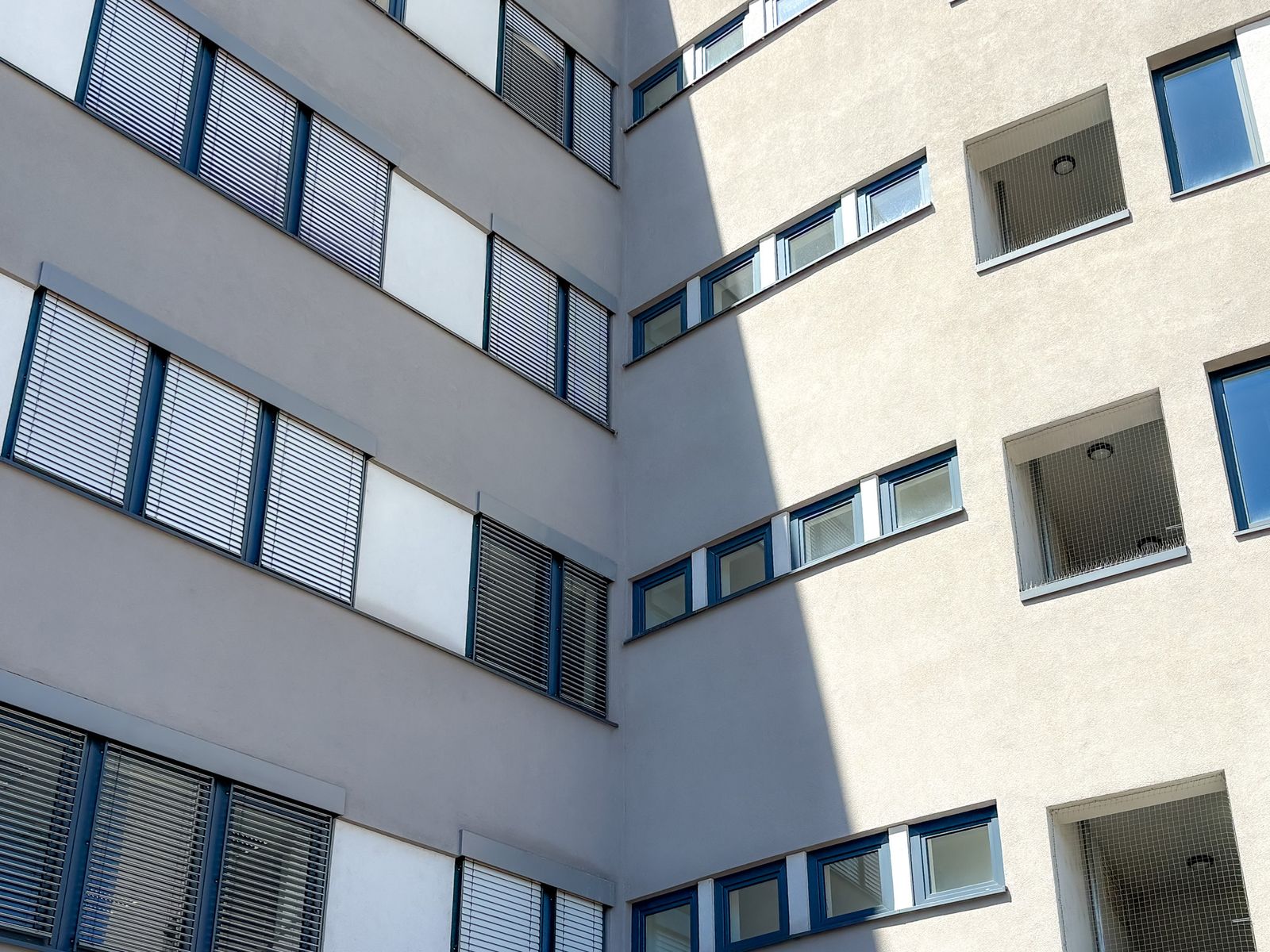 Fassadendetail mit Fensterjalousien
